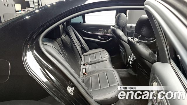 Mercedes-Benz E-Class 2022 — photo 11