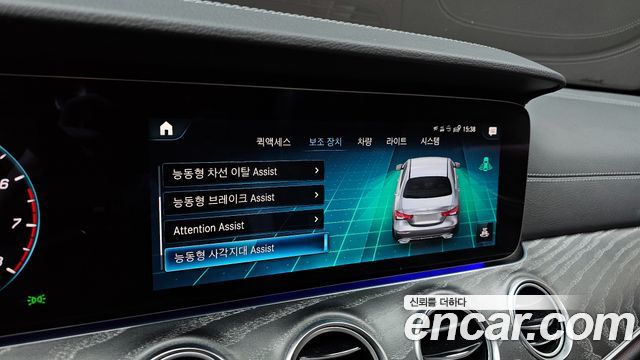 Mercedes-Benz E-Class 2022 — photo 16