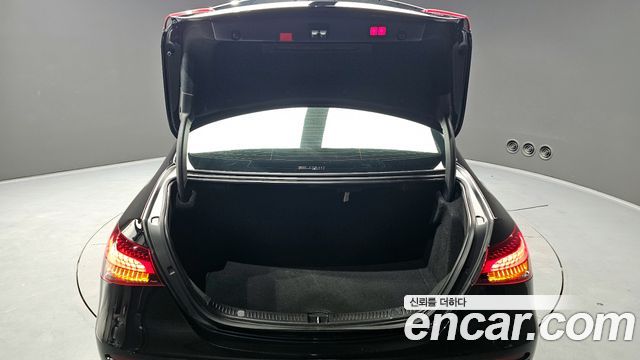 Mercedes-Benz E-Class 2022 — photo 20