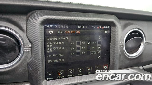 Jeep Wrangler 2022 — photo 16