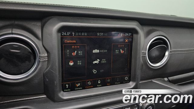 Jeep Wrangler 2022 — photo 17