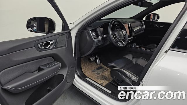 Volvo XC60 2021 — photo 10