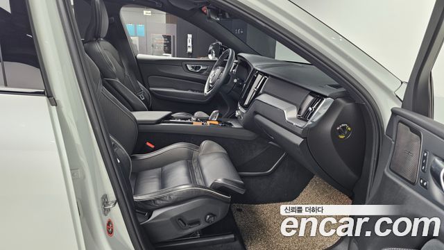 Volvo XC60 2021 — photo 11