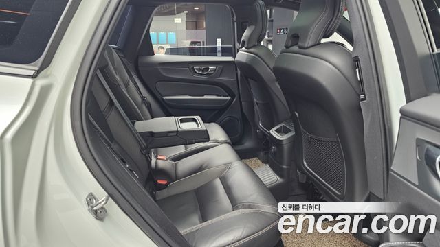 Volvo XC60 2021 — photo 12