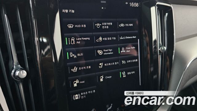 Volvo XC60 2021 — photo 16
