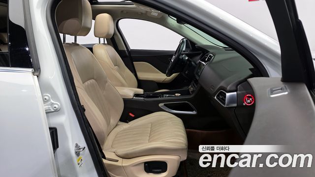 Jaguar F-PACE 2018 — photo 11