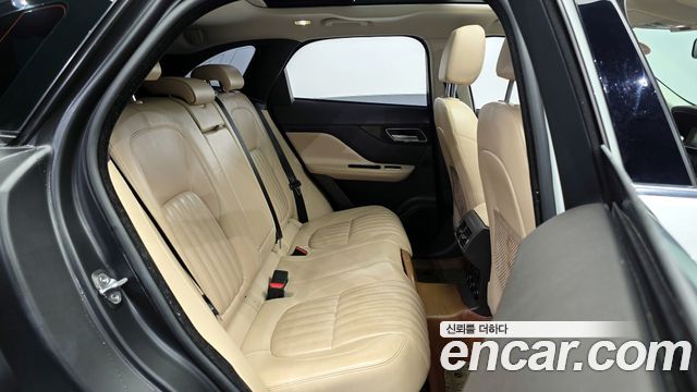 Jaguar F-PACE 2018 — photo 12