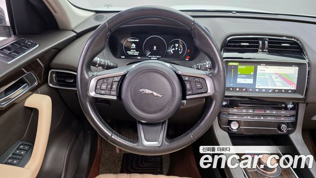 Jaguar F-PACE 2018 — photo 13