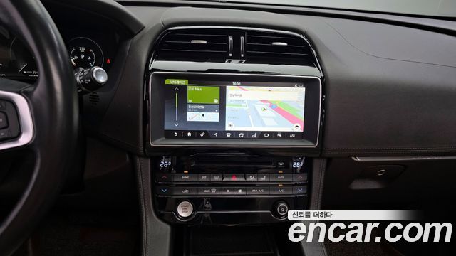 Jaguar F-PACE 2018 — photo 14