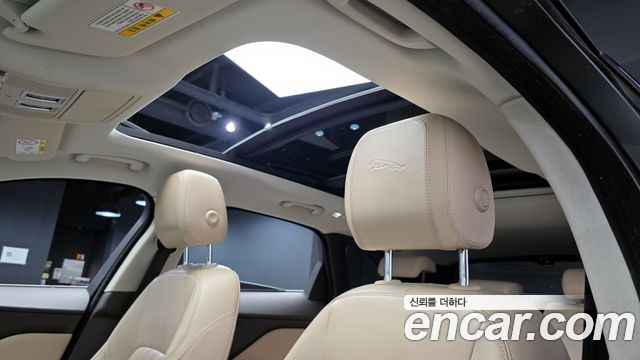 Jaguar F-PACE 2018 — photo 16