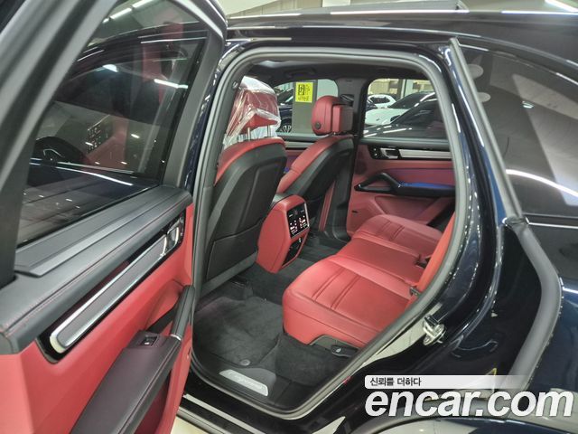 Porsche Cayenne 2023 — photo 8
