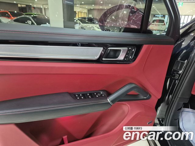 Porsche Cayenne 2023 — photo 17