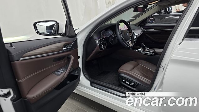 BMW 5-Series 2023 — photo 10