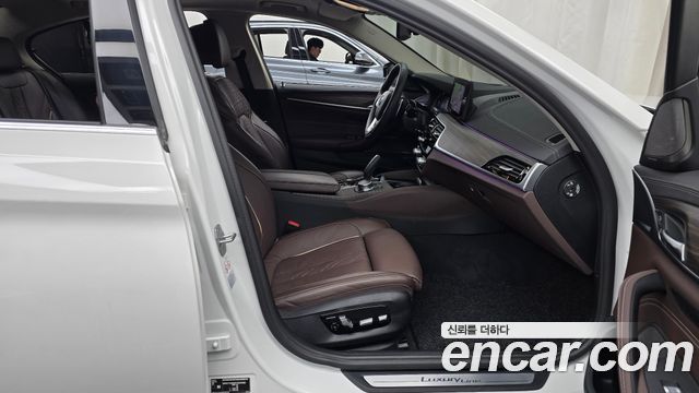 BMW 5-Series 2023 — photo 11