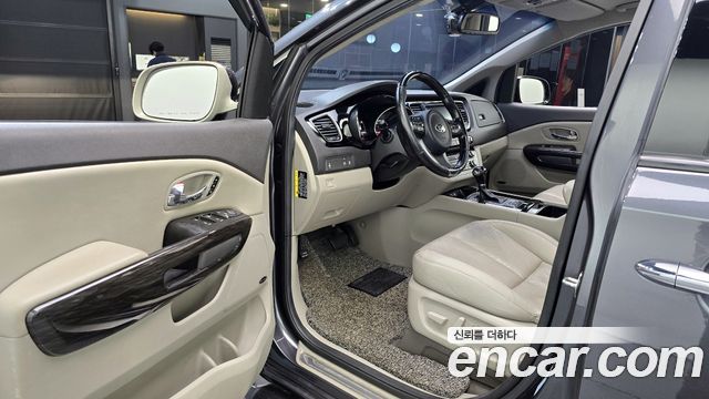 Kia Canival 2016 — photo 11