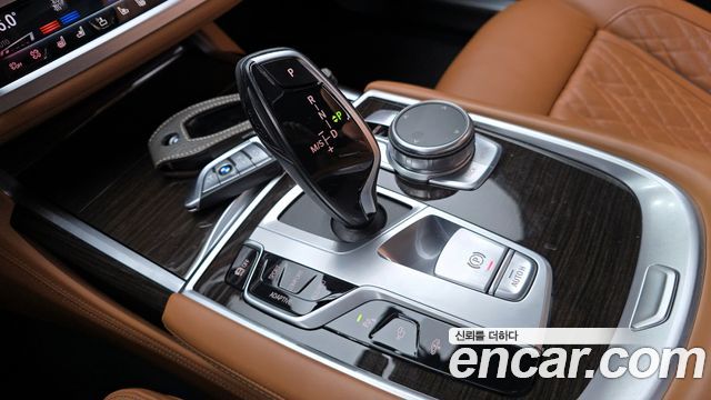 BMW 7-Series 2021 — photo 9