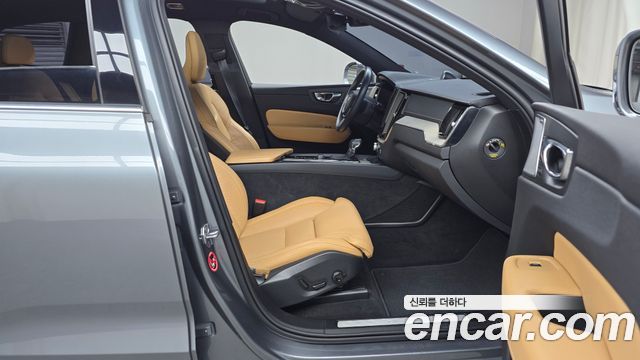 Volvo XC60 2020 — photo 11