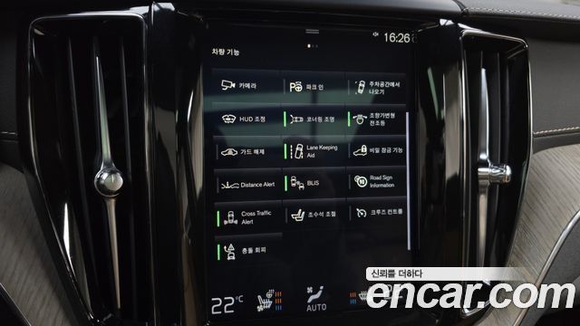 Volvo XC60 2020 — photo 16