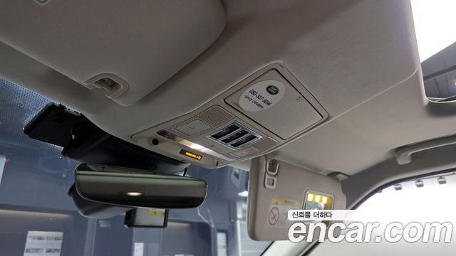 Land Rover Discovery 2019 — photo 17