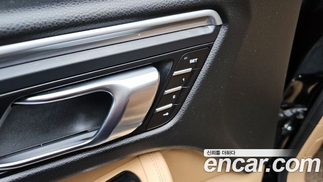 Porsche Macan 2017 — photo 16