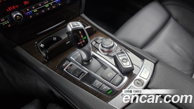 BMW 7-Series 2010 — photo 9