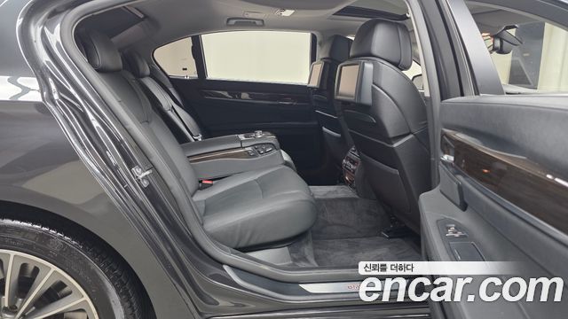 BMW 7-Series 2010 — photo 12