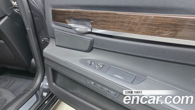 BMW 7-Series 2010 — photo 16