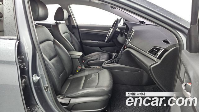 Hyundai AVANTE 2017 — photo 11