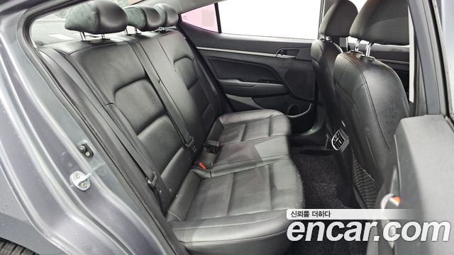 Hyundai AVANTE 2017 — photo 12