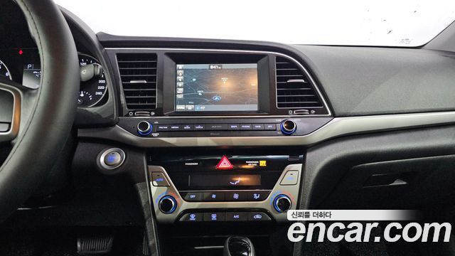 Hyundai AVANTE 2017 — photo 15