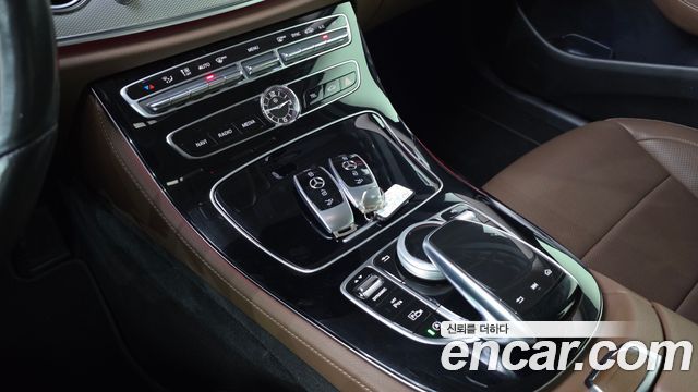 Mercedes-Benz E-Class 2019 — photo 17