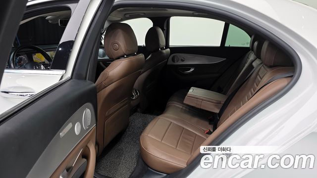 Mercedes-Benz E-Class 2019 — photo 20