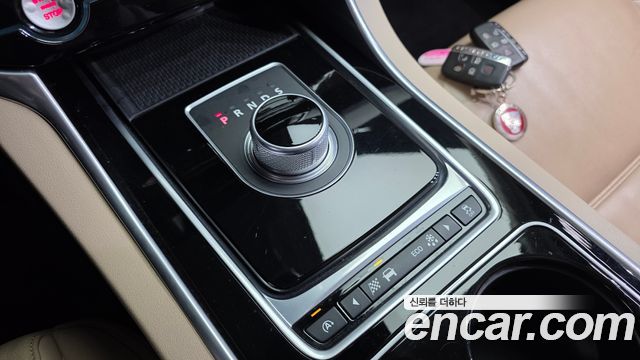 Jaguar XE 2016 — photo 9