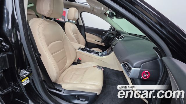 Jaguar XE 2016 — photo 10