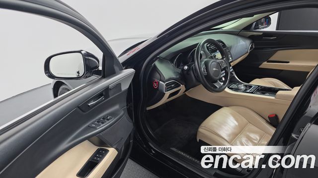 Jaguar XE 2016 — photo 12