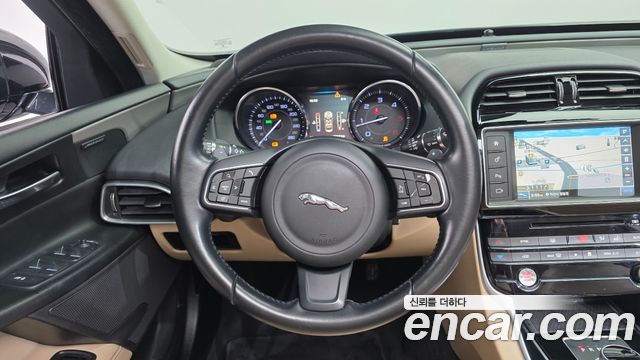 Jaguar XE 2016 — photo 14