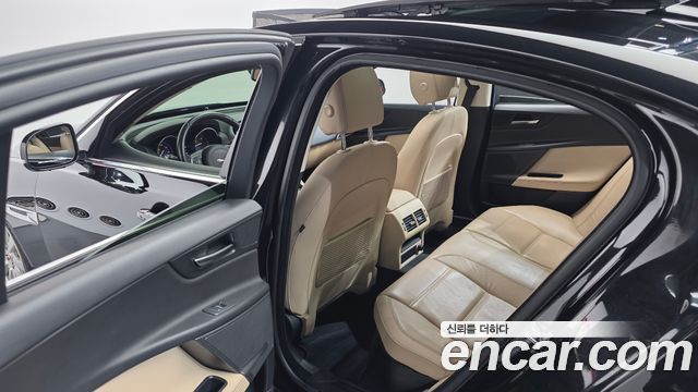 Jaguar XE 2016 — photo 17