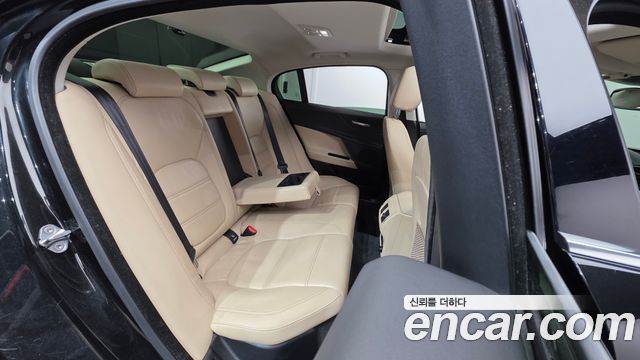 Jaguar XE 2016 — photo 18