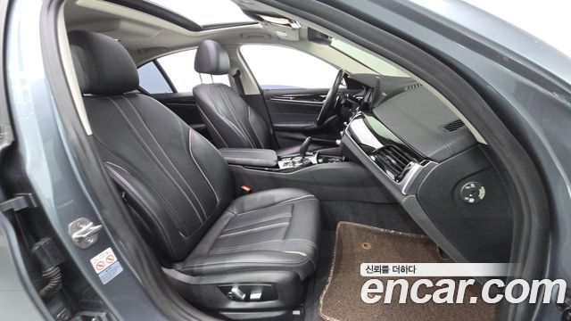 BMW 5-Series 2018 — photo 11