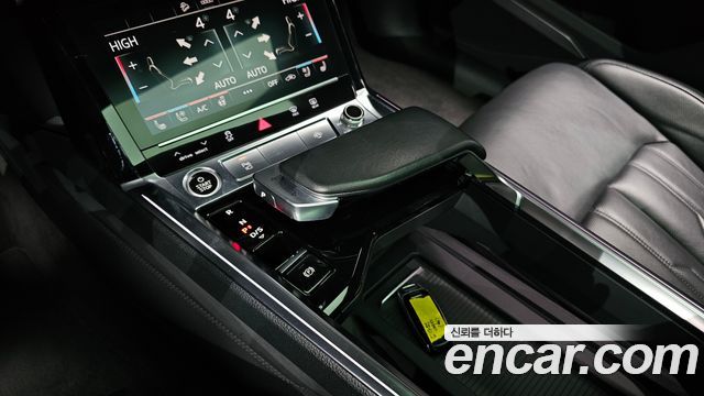 Audi e-tron 2021 — photo 9