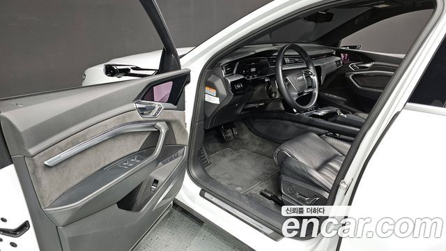 Audi e-tron 2021 — photo 10