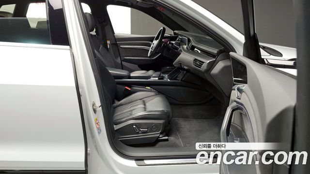 Audi e-tron 2021 — photo 11