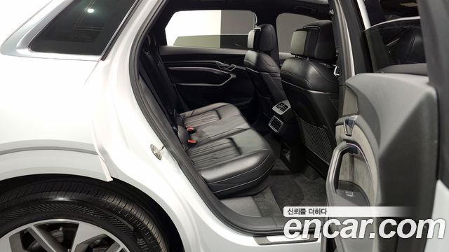 Audi e-tron 2021 — photo 12