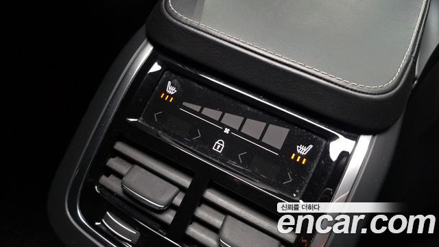 Volvo XC90 2021 — photo 18