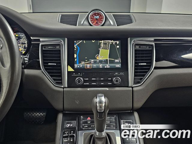 Porsche Macan 2017 — photo 17
