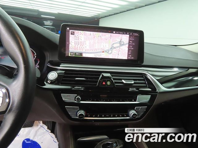 BMW 5-Series 2022 — photo 10