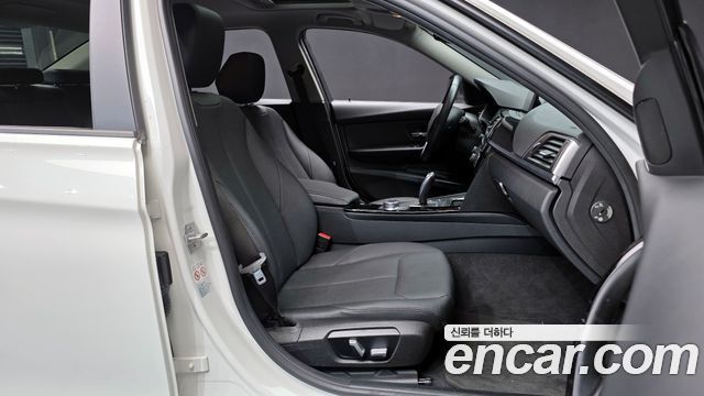 BMW 3-Series 2018 — photo 10