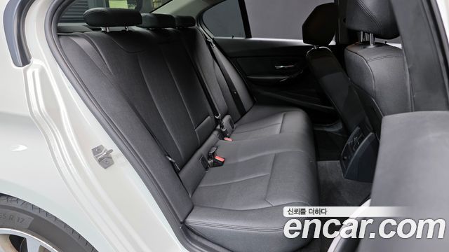 BMW 3-Series 2018 — photo 12