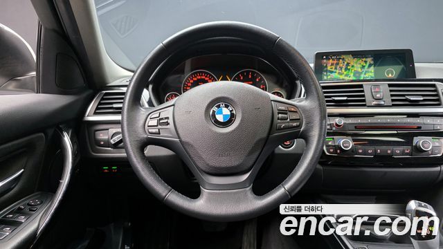 BMW 3-Series 2018 — photo 13