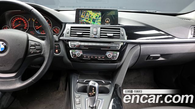 BMW 3-Series 2018 — photo 14